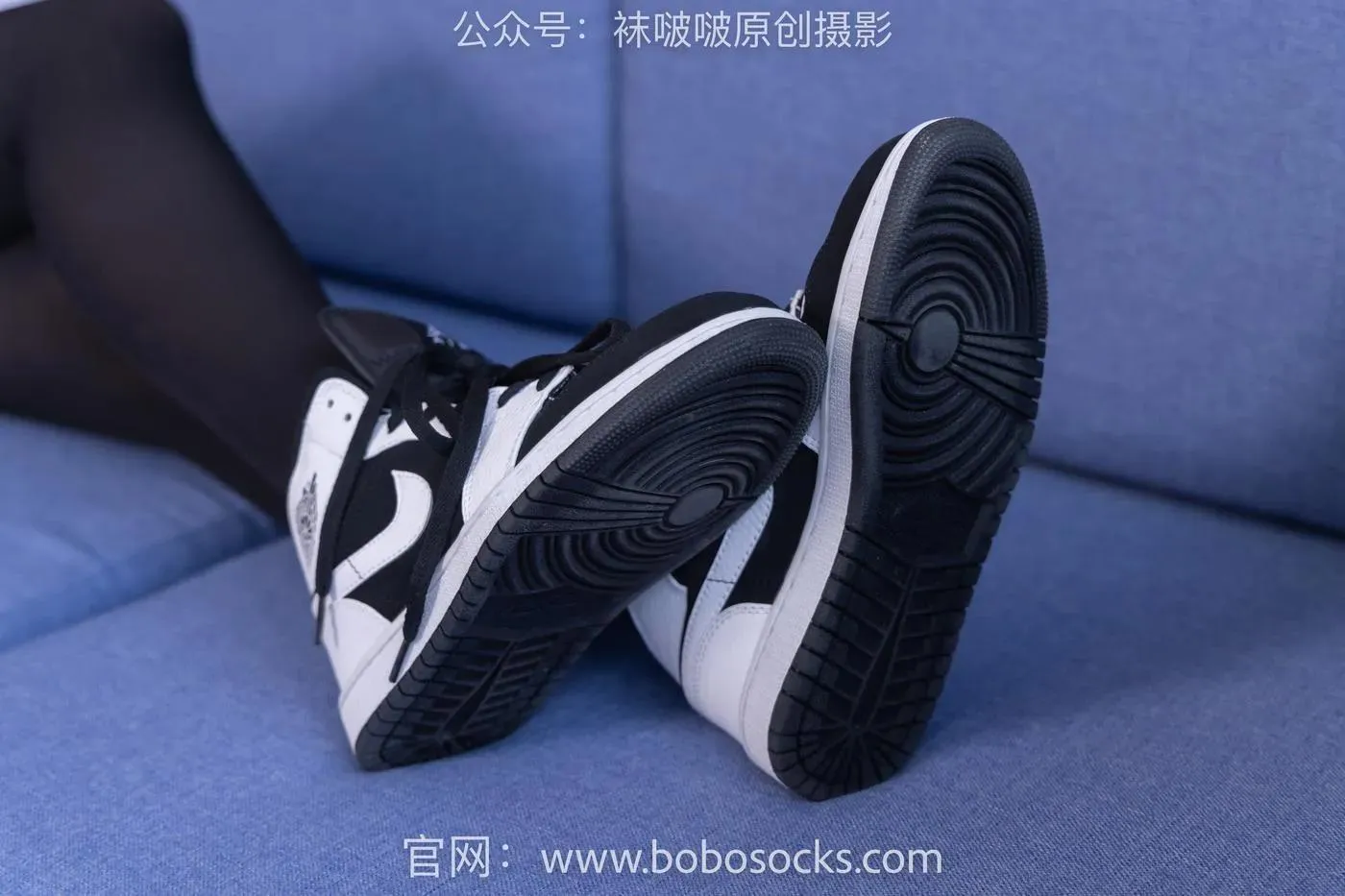 [BoBoSocks袜啵啵]NO.132 小甜豆-aj1板鞋、蓝色短靴、厚黑丝、厚红丝 [145P]插图7